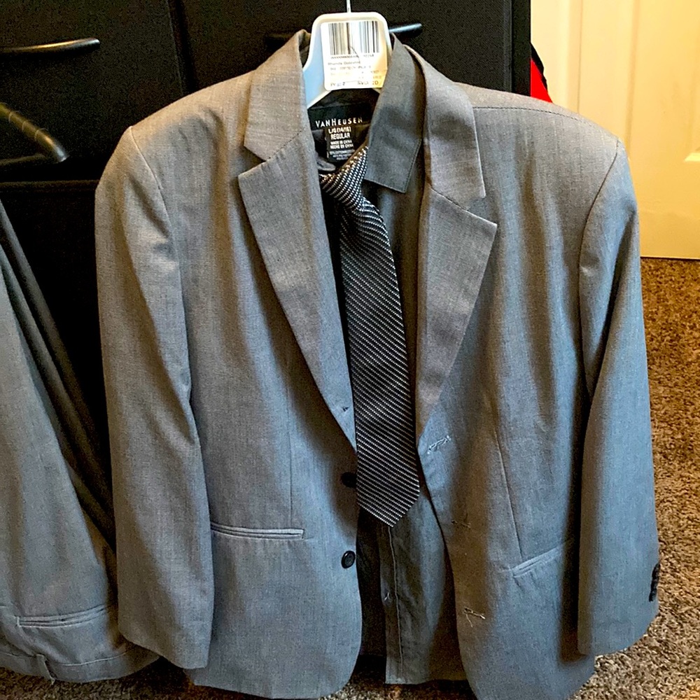Boy’s gray suit size 20